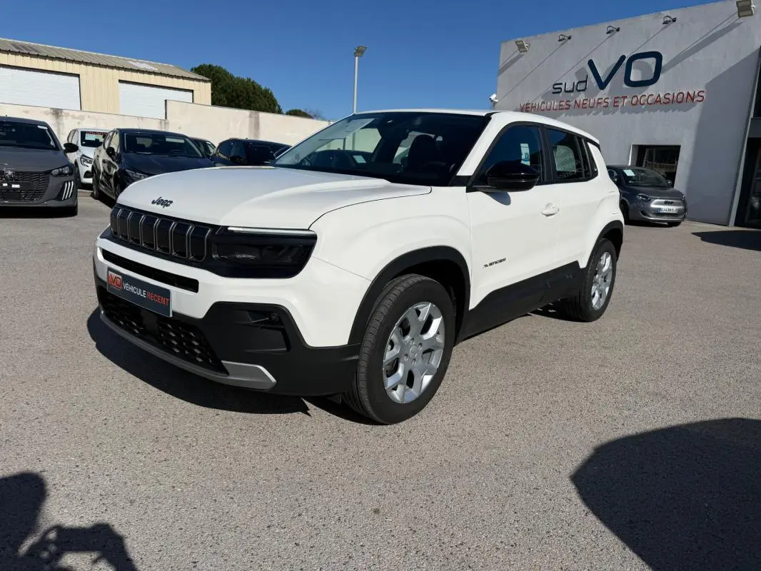 Jeep Avenger blanc en 3/4 avant droit, avec jantes alliage 17 pouces et calandre noire distinctive.
