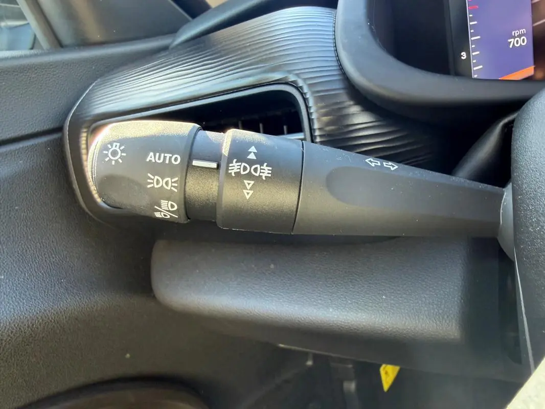 Gros plan sur la commande des phares et clignotants dans l'habitacle du Jeep Avenger 2025, finition Altitude.