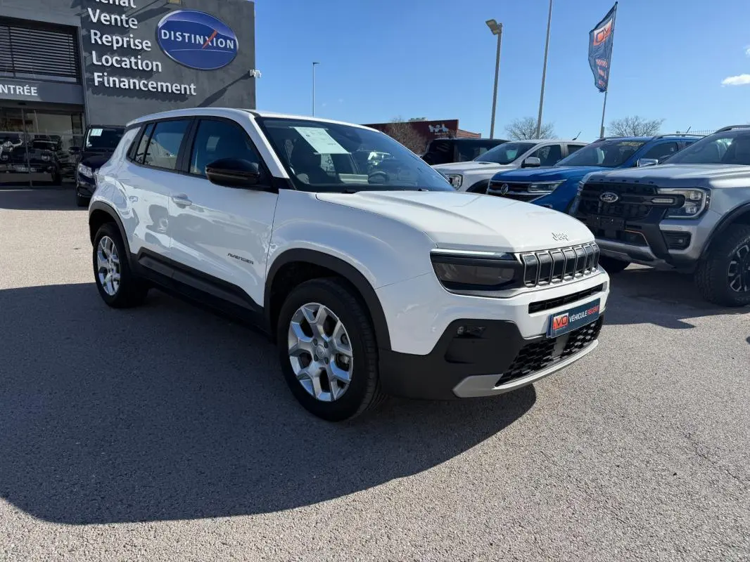 Jeep Avenger blanc en vue 3/4 avant droit, avec jantes alliage 17 pouces et détails noirs contrastants.