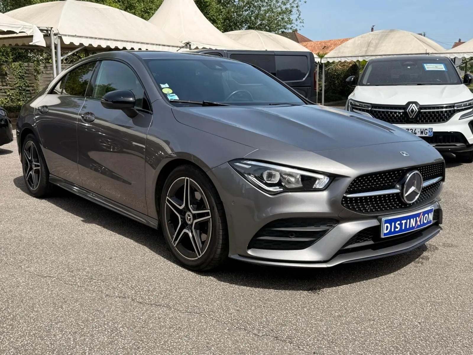 Mercedes Classe CLA 180 D AMG Line gris montagne vue 3/4 avant droit, avec jantes alliage et calandre noire à étoile centrale.