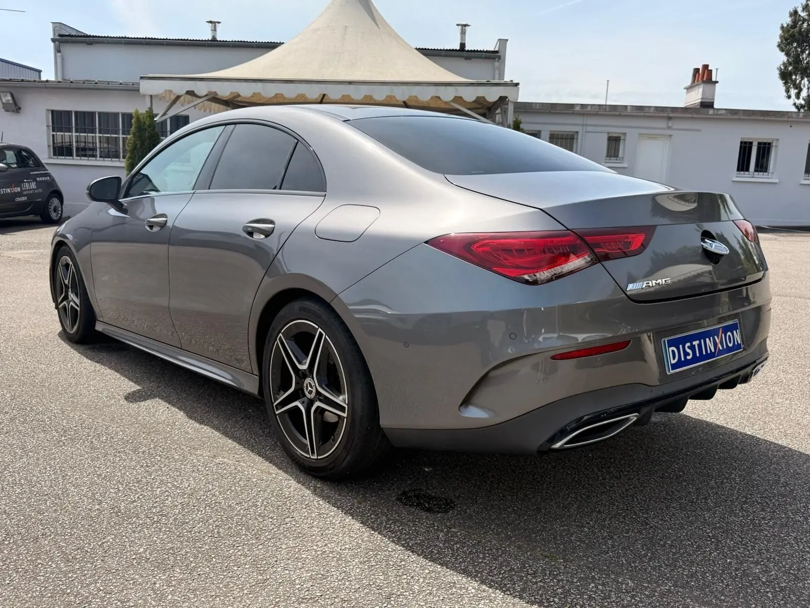 Mercedes Classe CLA 180 D AMG Line gris montagne vue 3/4 arrière droit, avec jantes AMG et feux LED distinctifs.