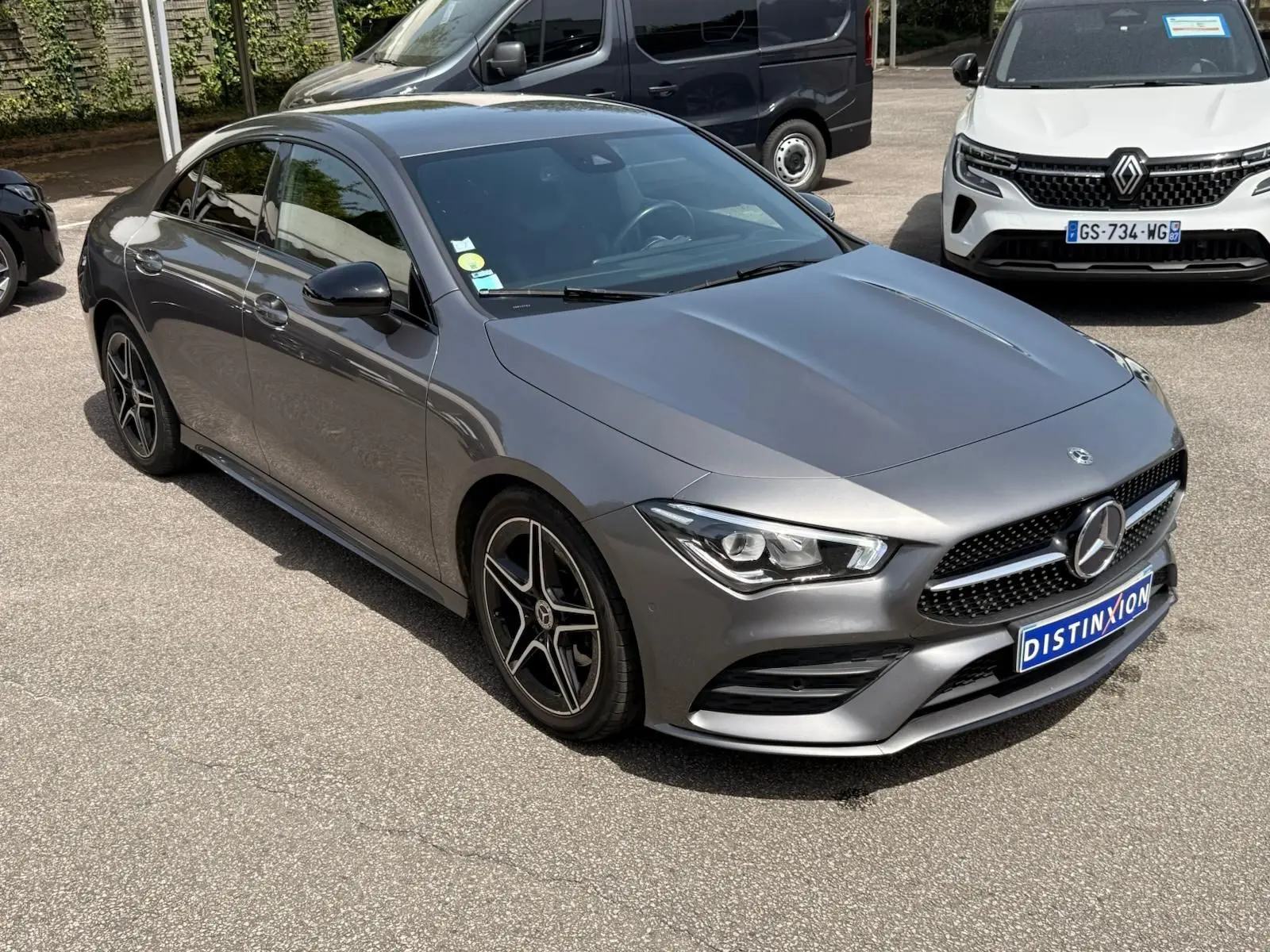 Mercedes Classe CLA 180 D gris montagne en 3/4 avant droit, avec jantes AMG et calandre étoilée distinctive.