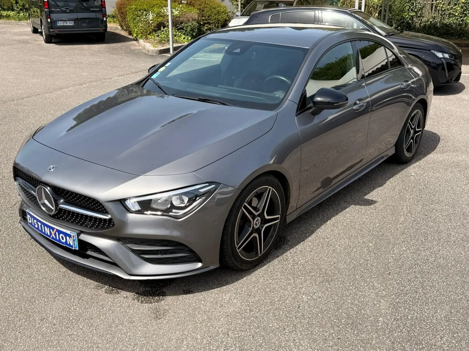 Mercedes Classe CLA 180 D AMG Line gris montagne vue 3/4 avant droit avec jantes noires et toit ouvrant panoramique.