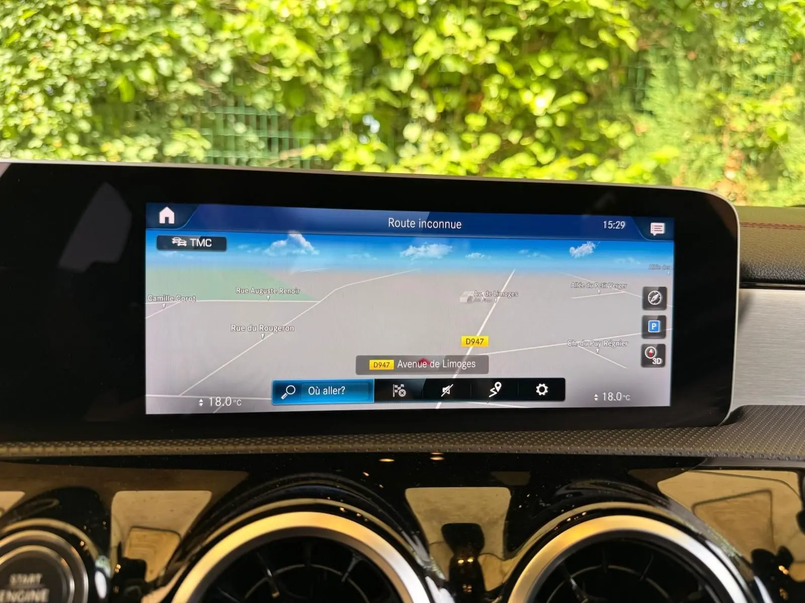 Écran central du système de navigation de la Mercedes Classe CLA 180 D AMG Line 2019 affichant une carte avec itinéraire.