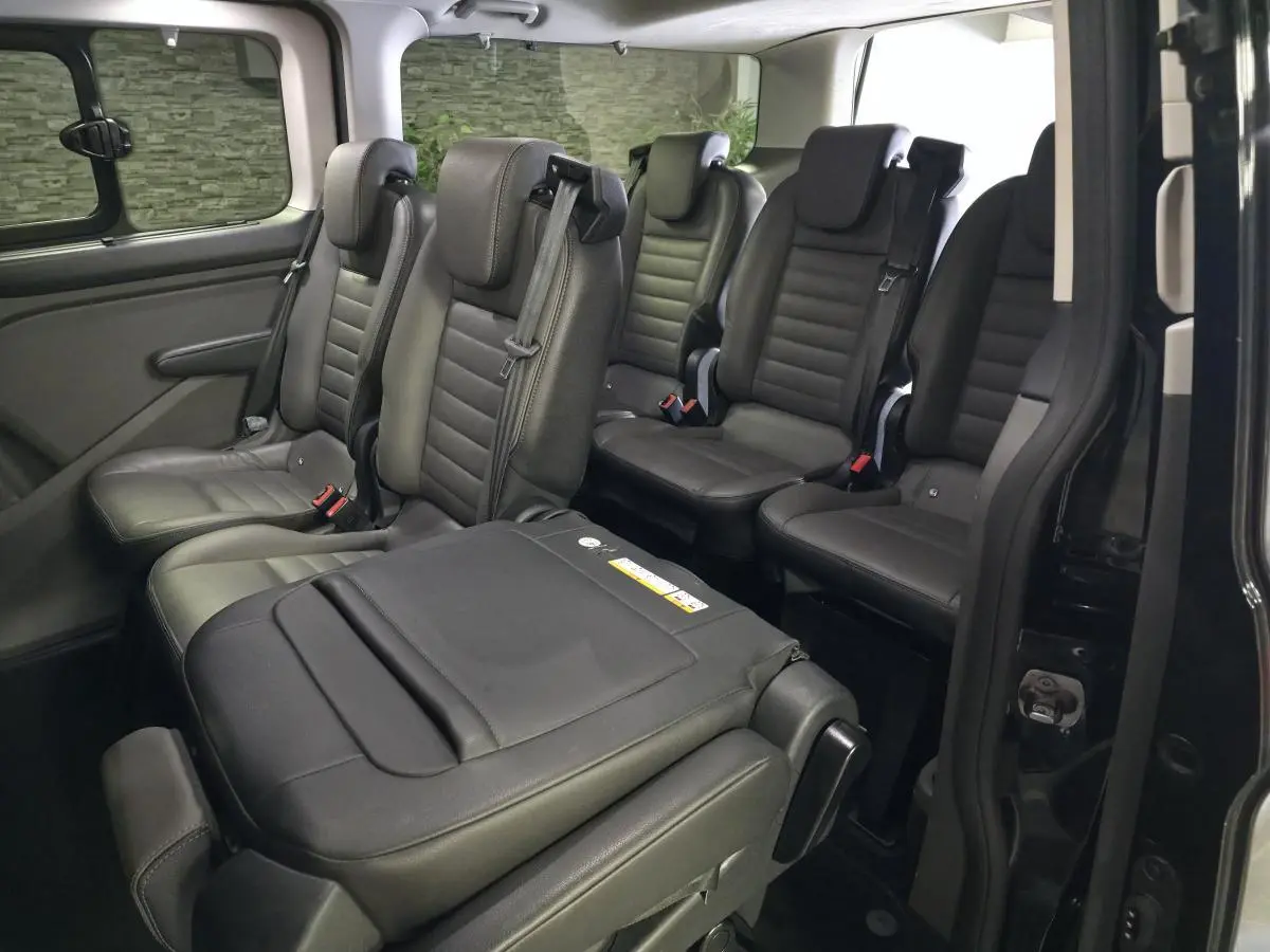 Vue intérieure côté droit du Ford Transit Custom 2022, montrant les sièges en cuir gris anthracite modulables et individuels.