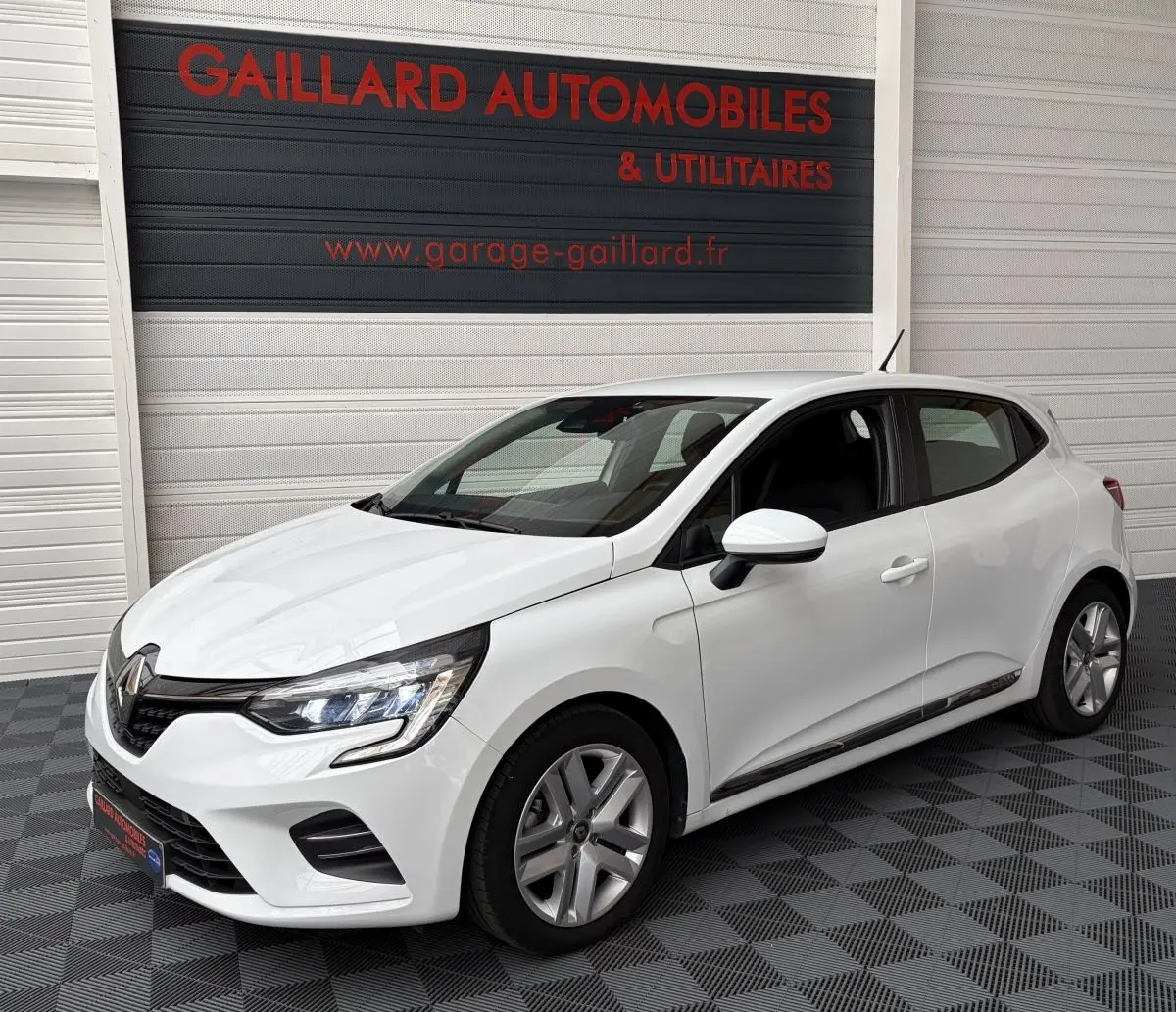 Renault Clio Business E-Tech hybride blanc vue 3/4 avant droit, avec phares LED et jantes alliage visibles.