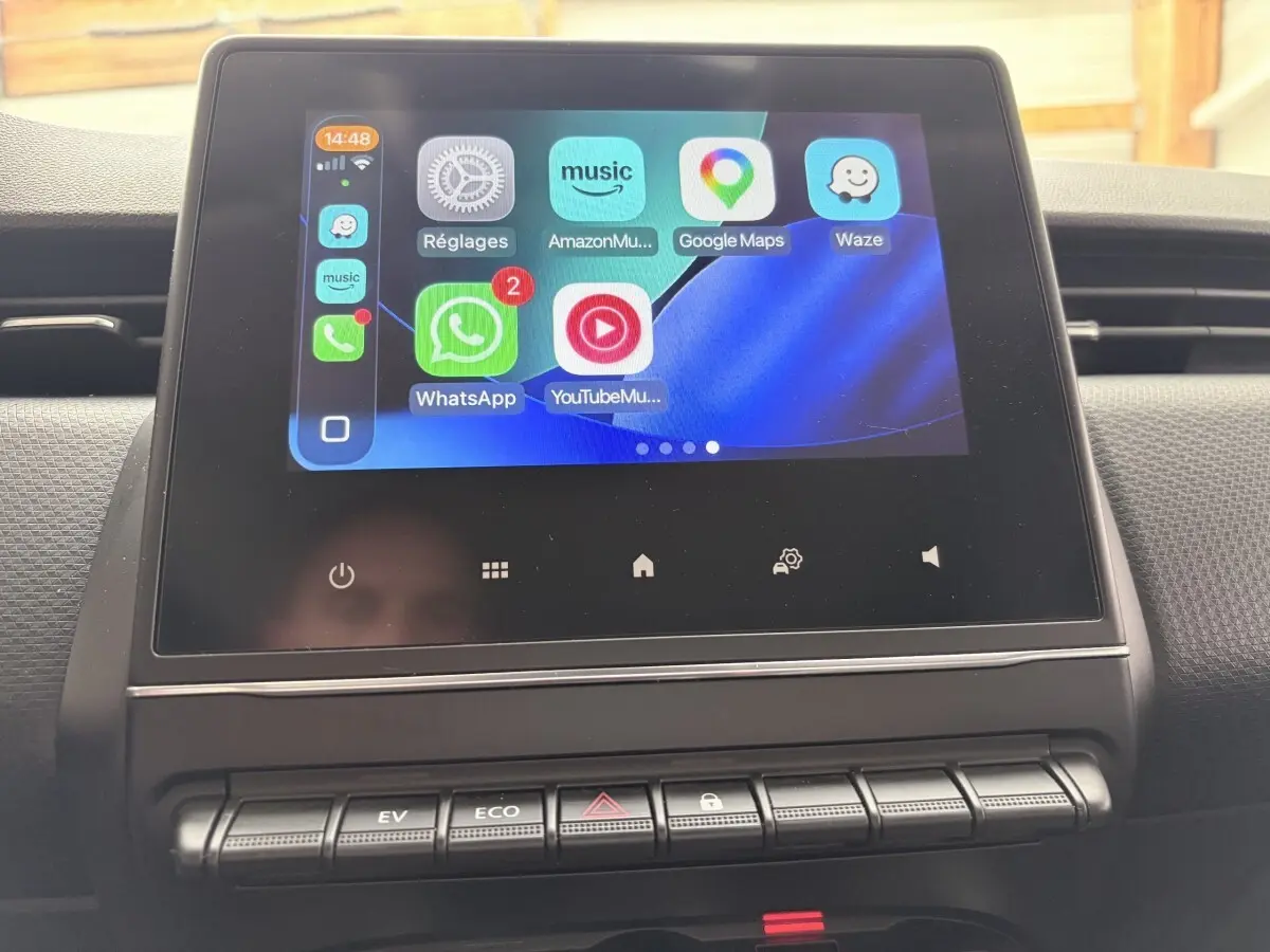 Écran tactile central de la Renault Clio Business E-Tech hybride 2022 avec interface Apple CarPlay affichée.