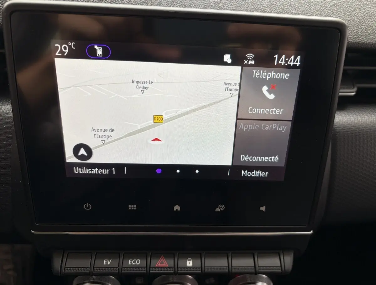 Écran tactile central de navigation et multimédia de la Renault Clio Business E-Tech hybride 2022, affichage clair.