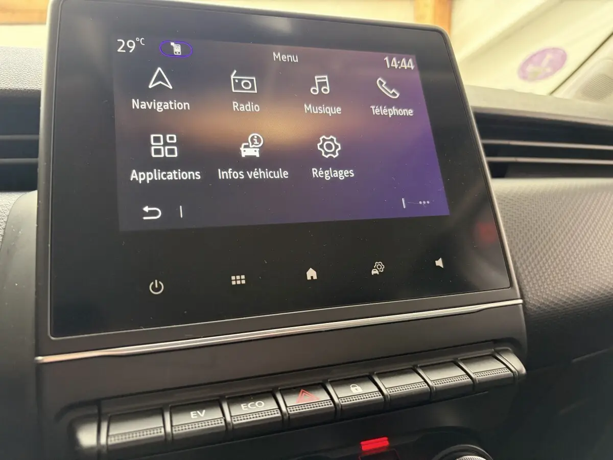 Écran tactile central de la Renault Clio Business E-Tech hybride blanc, affichant le menu navigation et réglages.