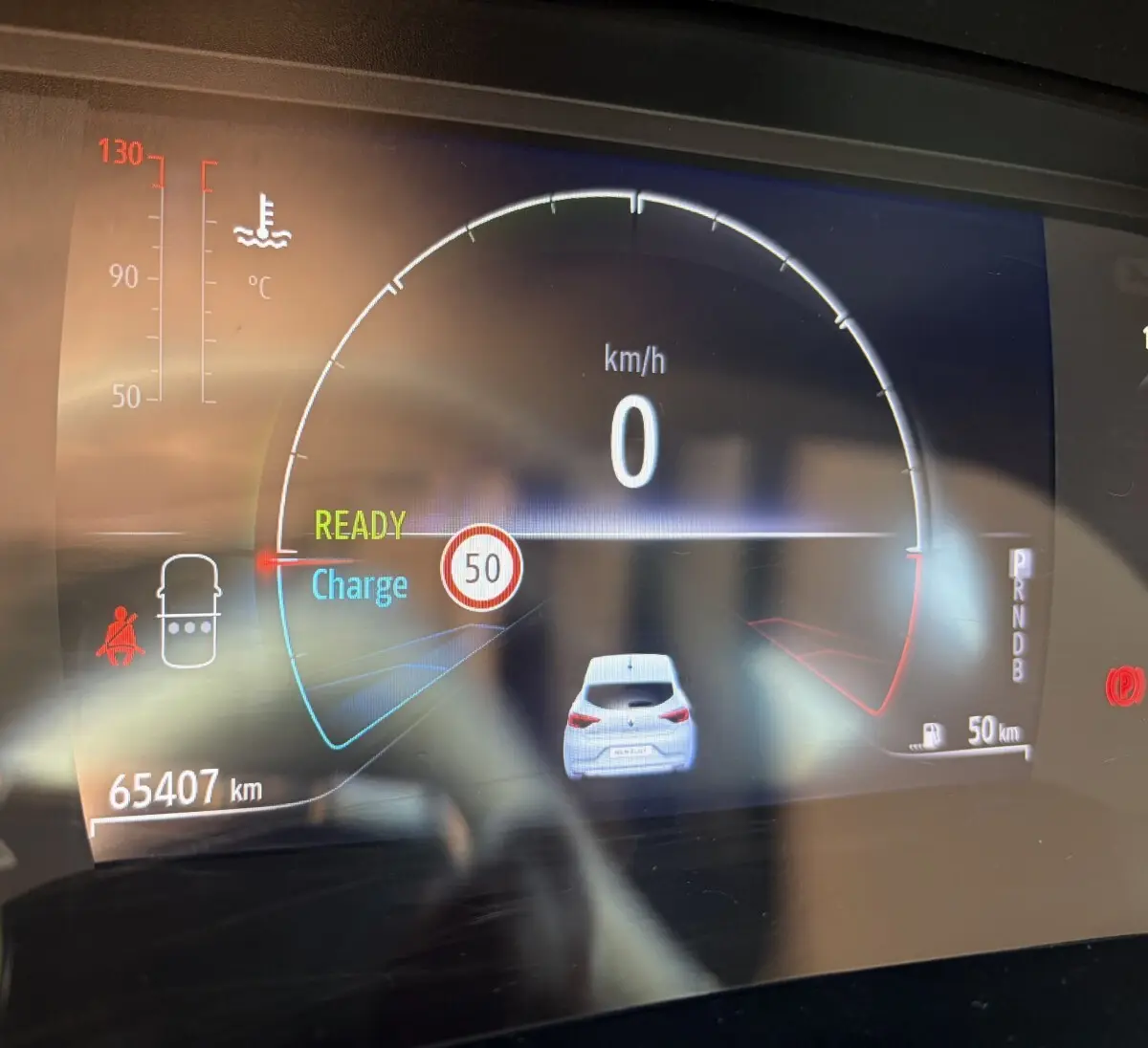Affichage numérique du combiné instruments de la Renault Clio Business E-Tech hybride blanc, montrant la vitesse à 0 km/h.