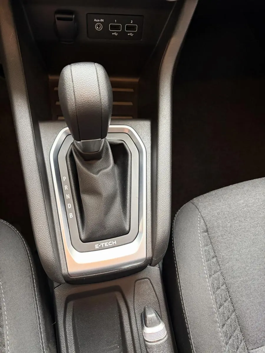 Gros plan sur la commande de boîte automatique noire avec logo E-TECH et port USB de la Renault Clio Business hybride 2022.