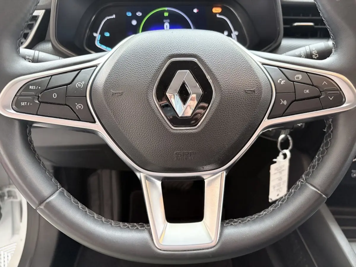 Vue rapprochée du volant en cuir synthétique noir de la Renault Clio Business E-Tech hybride 2022 avec commandes multifonctions.