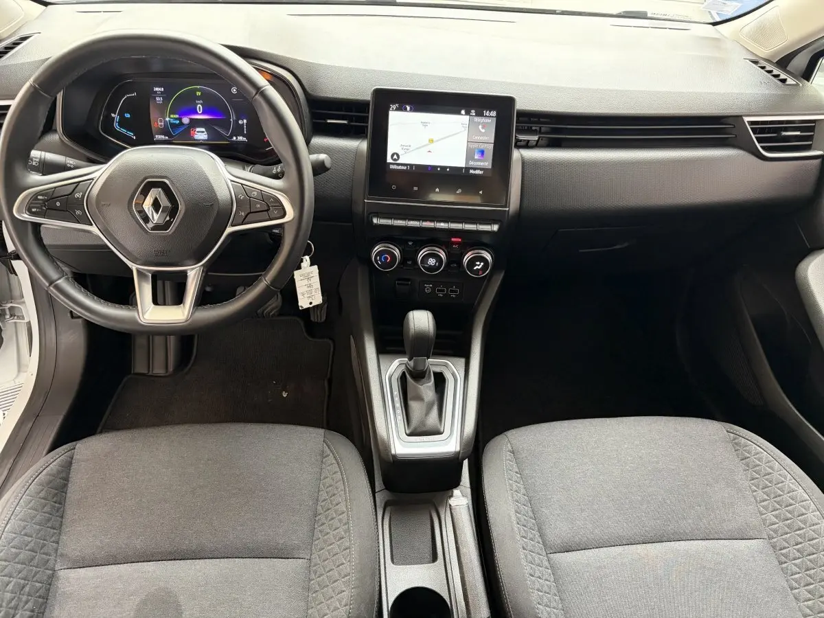 Vue intérieure avant de la Renault Clio Business E-Tech hybride 2022, avec volant cuir multifonctions et écran tactile central.