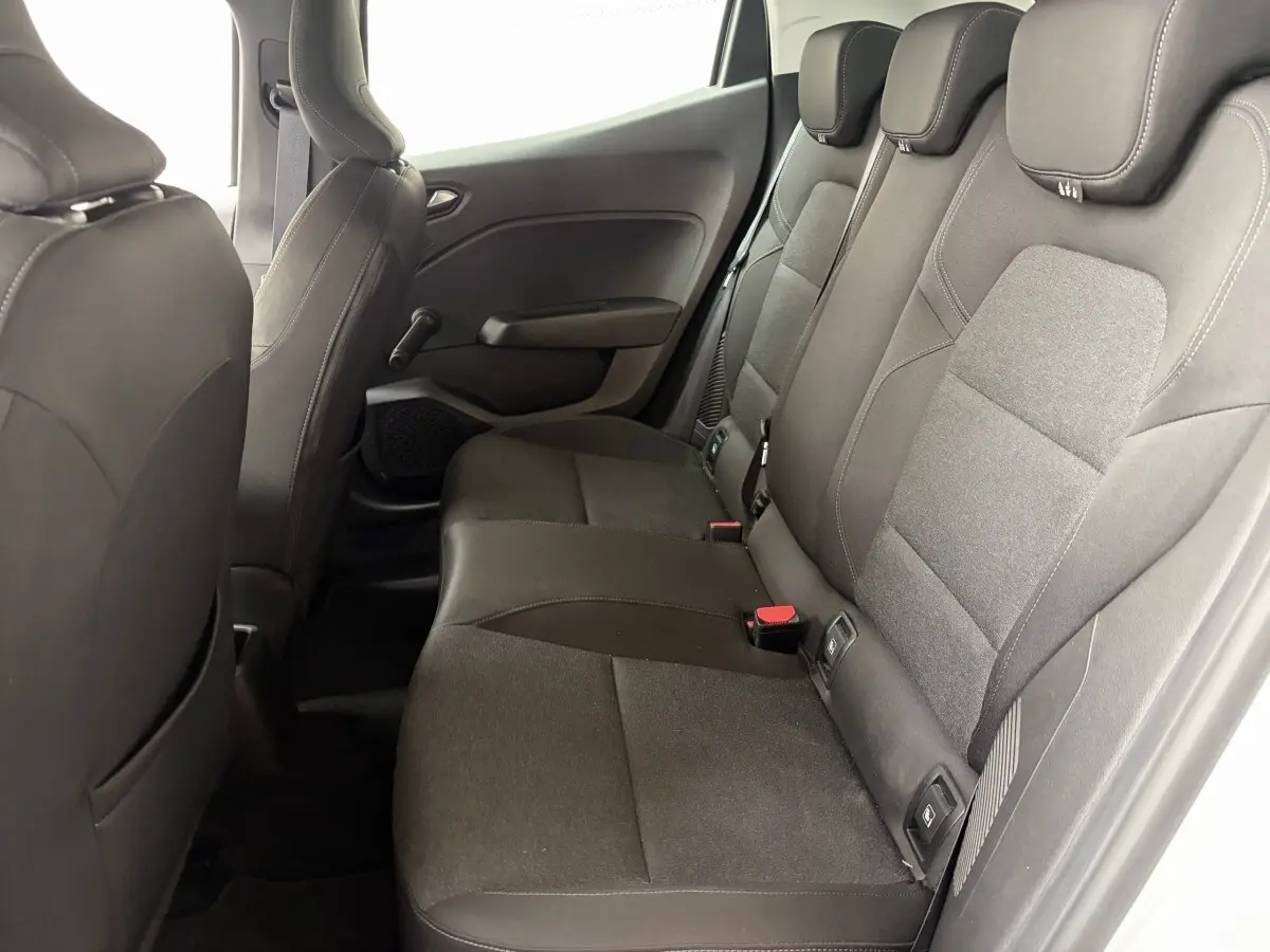 Vue intérieure côté droit montrant la banquette arrière noire de la Renault Clio Business E-Tech hybride 2022.