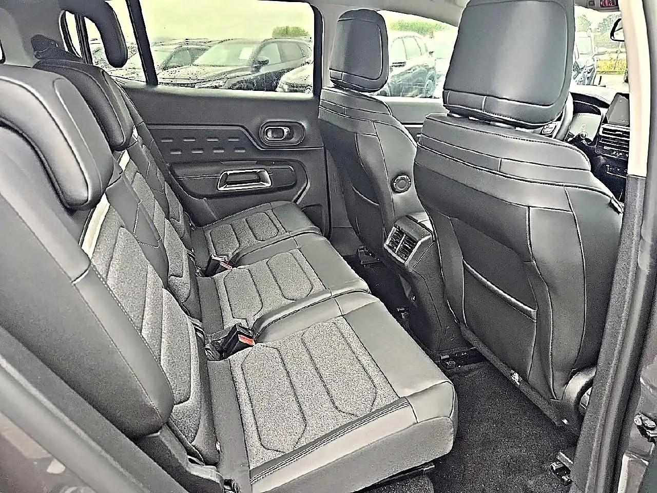 Vue intérieure côté droit sur la deuxième rangée de sièges individuels en cuir noir du Citroën C5 Aircross 2025.