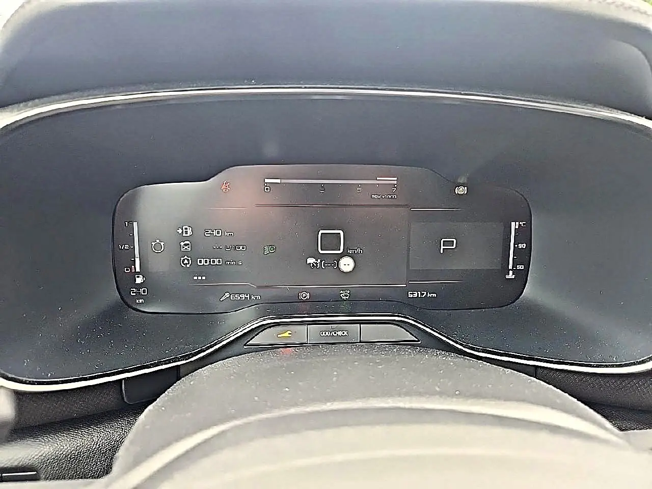 Vue rapprochée du tableau de bord numérique du Citroën C5 Aircross gris, affichant les informations de conduite et la vitesse à zéro.