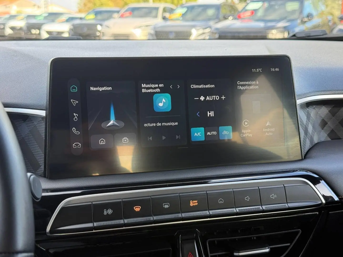 Écran tactile central du tableau de bord du MG3 1.5 Hybrid+ Luxury 2025, affichant navigation et climatisation.