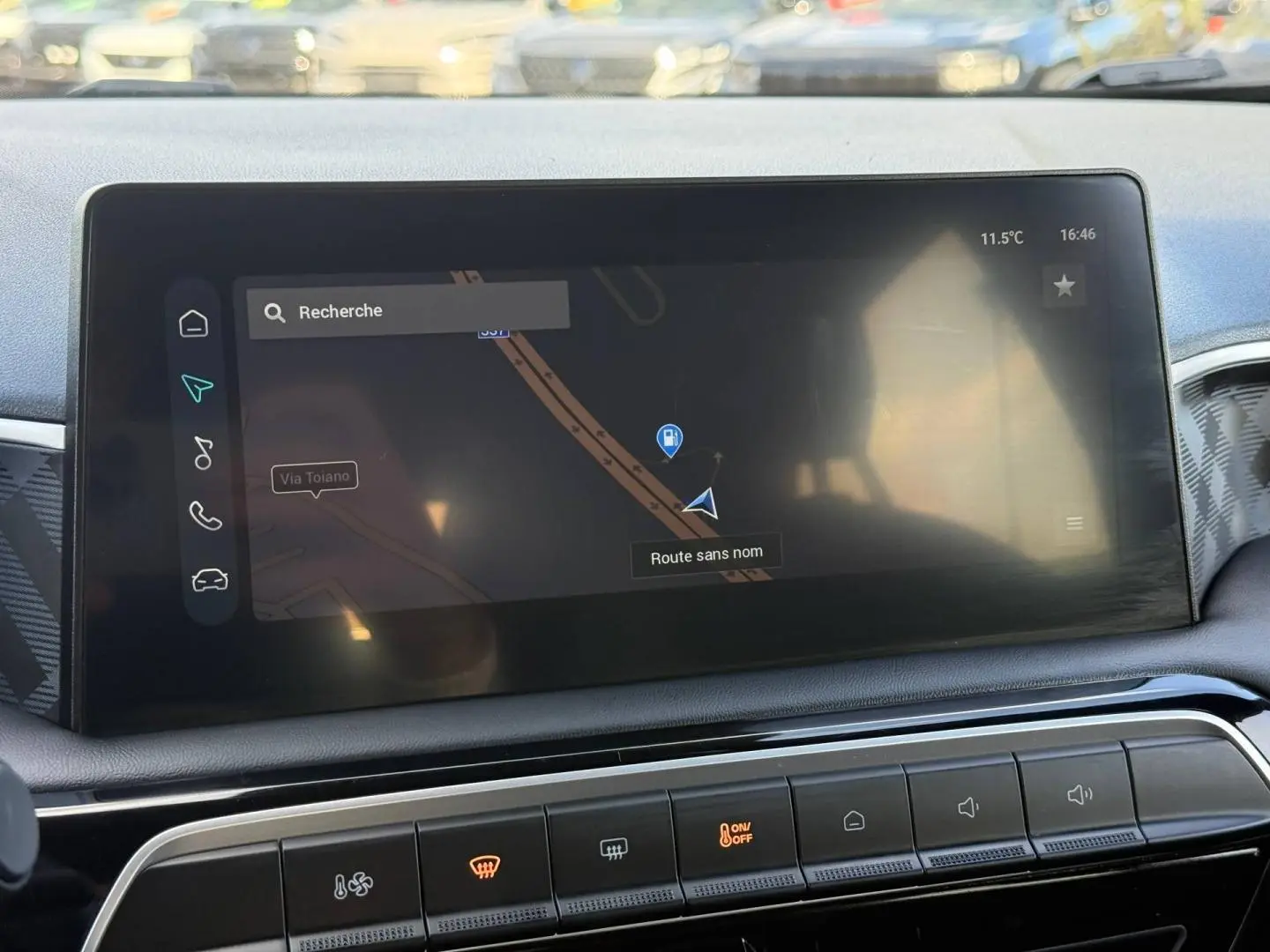 Écran tactile central du tableau de bord du MG3 1.5 Hybrid+ Luxury, affichant la navigation GPS.