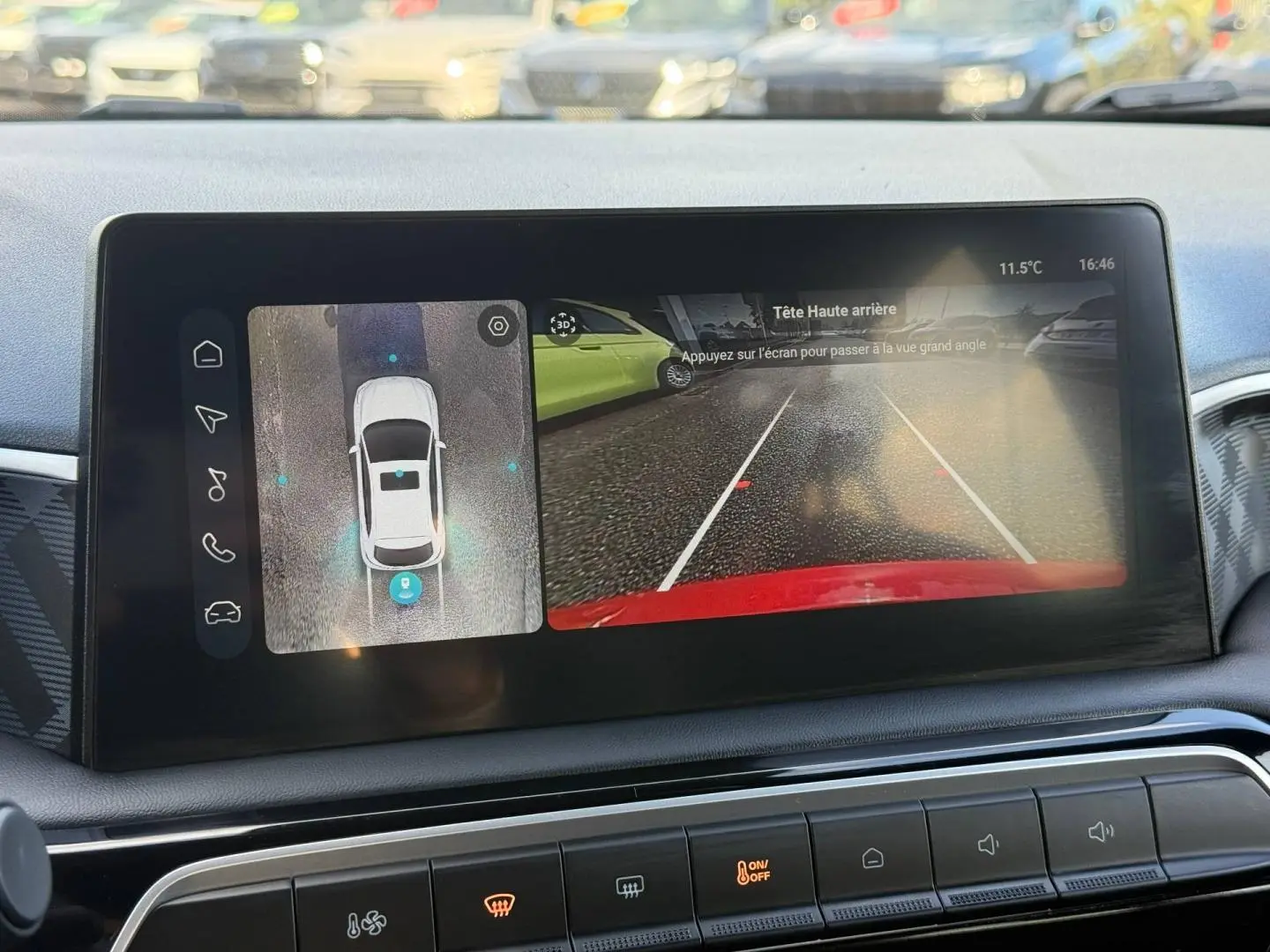 Écran tactile intérieur montrant la caméra panoramique 360° et l’aide au stationnement du MG3 Diamond Red métallisé.