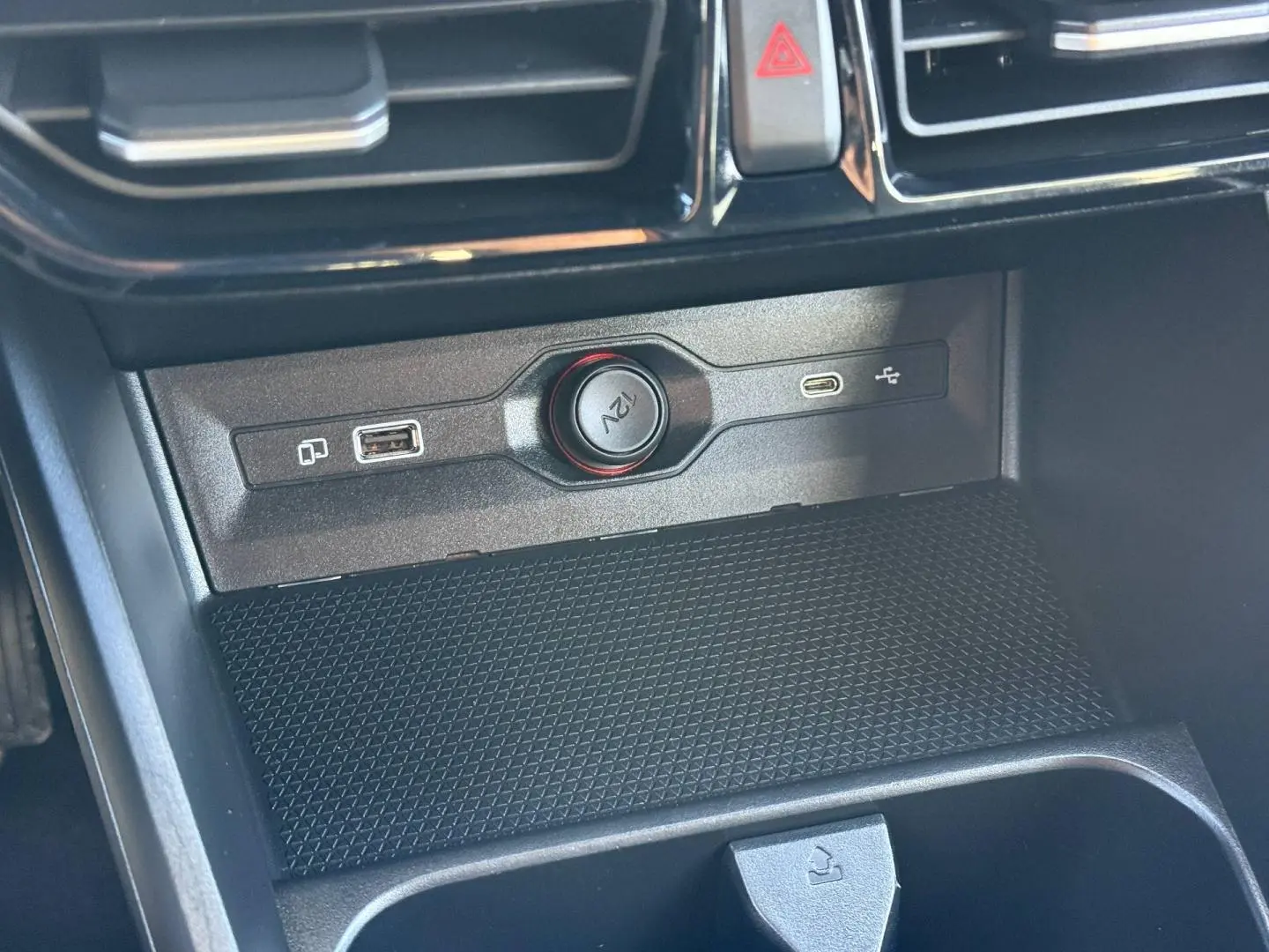 Vue rapprochée de la console centrale du MG3 1.5 Hybrid+ 195ch Luxury 2025, montrant prises USB et prise 12V.