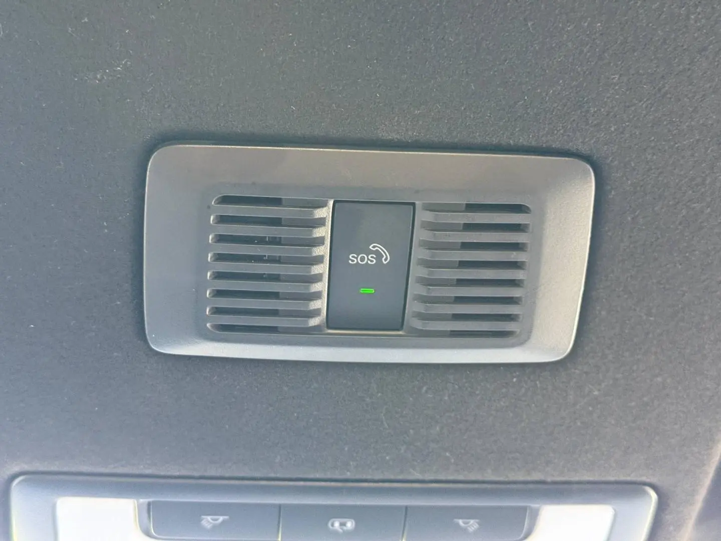 Gros plan sur le bouton SOS avec témoin vert intégré au plafonnier intérieur du MG MOTOR MG3 1.5 Hybrid+ 195ch Luxury rouge.