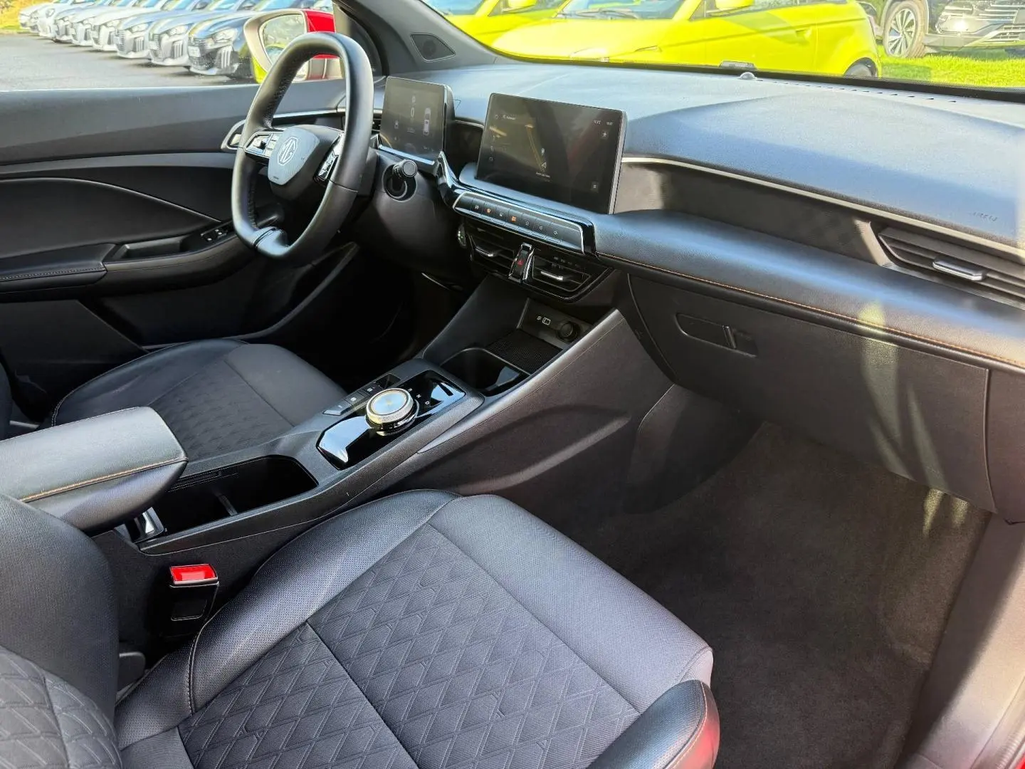 Vue intérieure côté conducteur du MG3 1.5 Hybrid+ 195ch Luxury, avec sièges noir simili/tissu et écran tactile central.