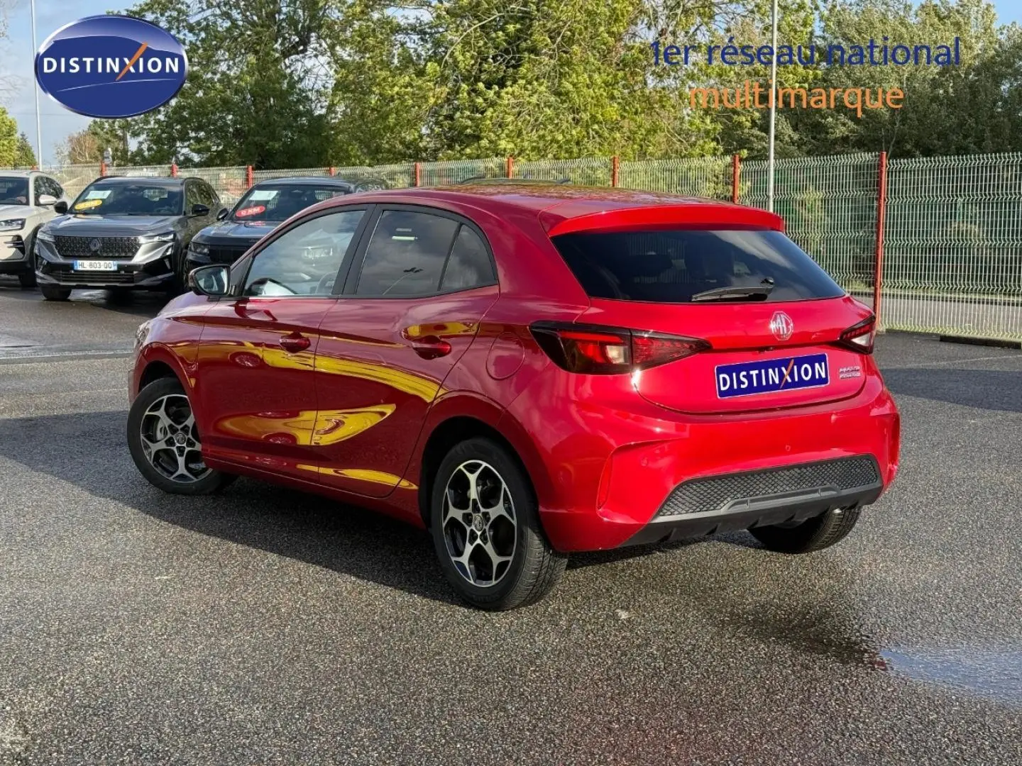 Vue 3/4 arrière droite d'une MG3 1.5 Hybrid+ Luxury rouge Diamond métallisé avec jantes alu et vitres surteintées.