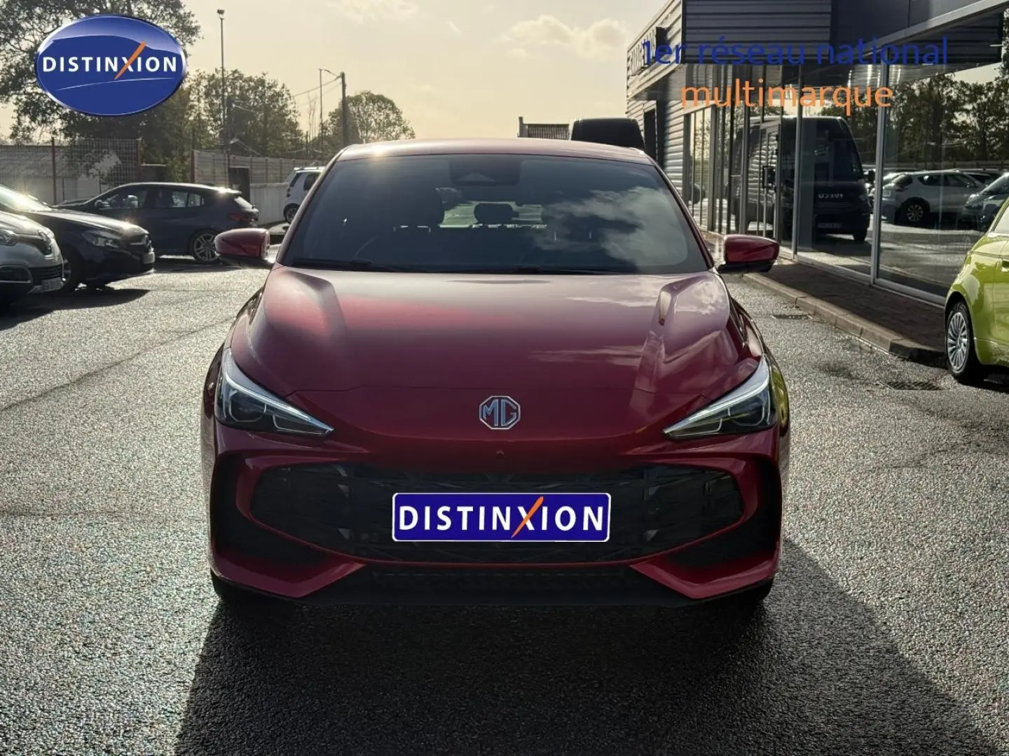 Vue frontale d'une MG3 1.5 Hybrid+ 195ch Luxury en rouge métallisé Diamond Red, avec phares LED et calandre noire.