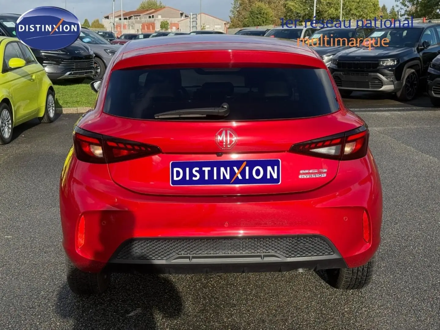 Vue arrière d'une MG3 1.5 Hybrid+ 195ch Luxury en Diamond Red métallisé avec vitres arrière surteintées.