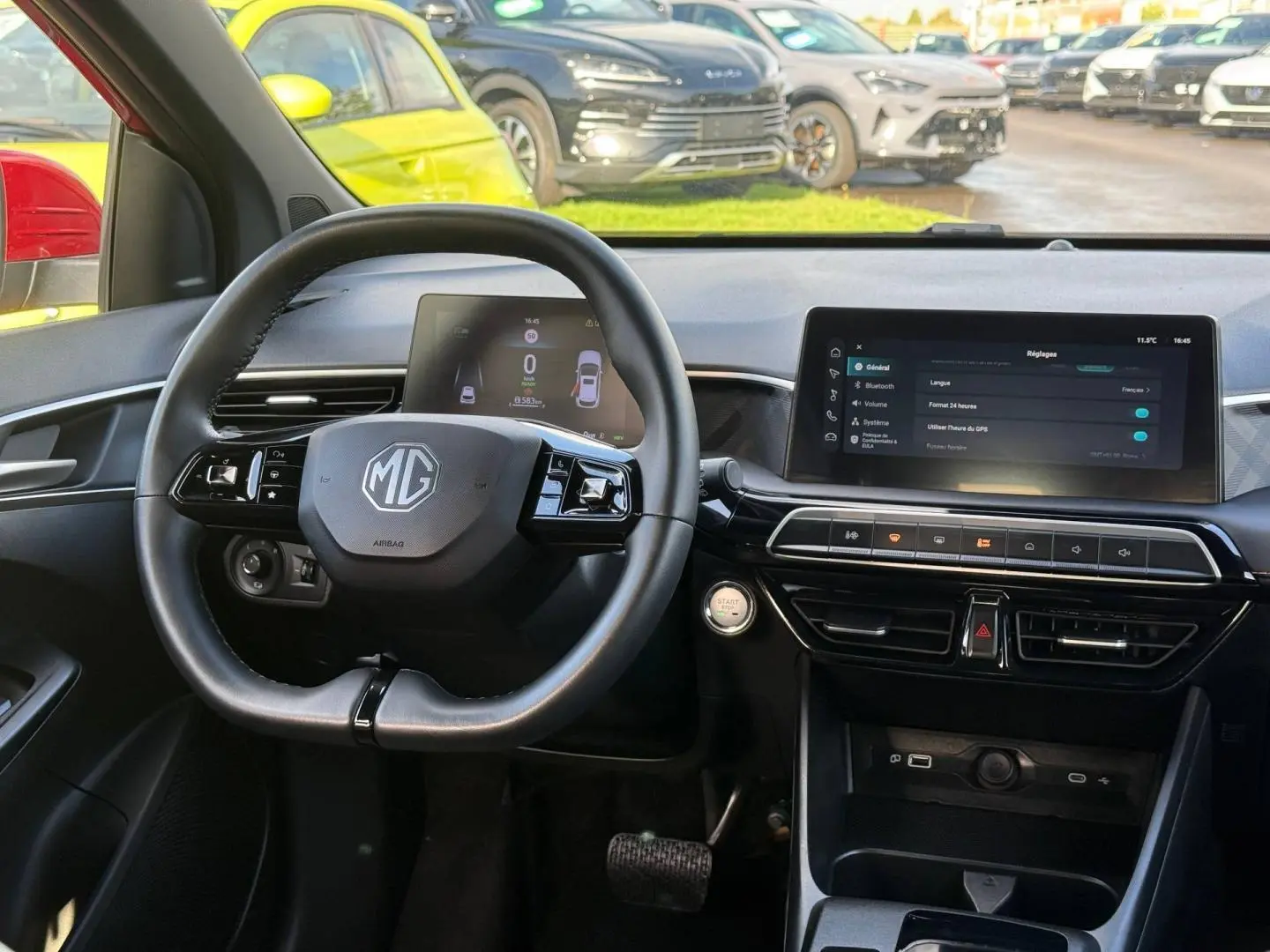 Vue intérieure frontale du tableau de bord et volant cuir noir du MG3 1.5 Hybrid+ 195ch Luxury, avec écran tactile et affichage numérique.
