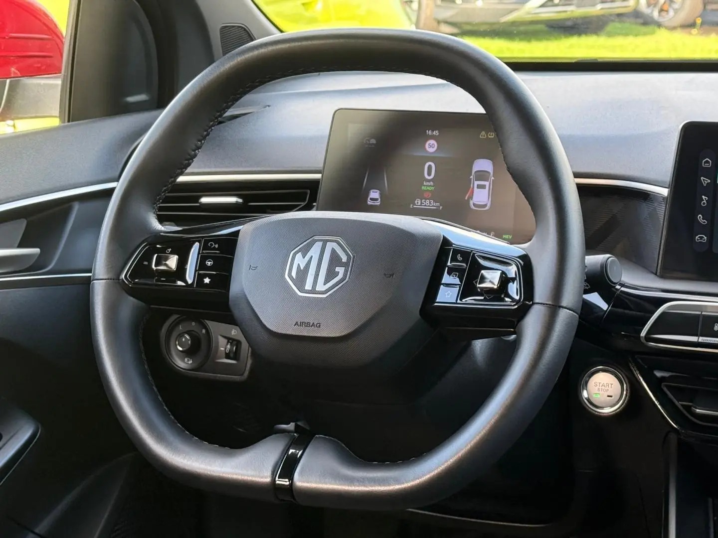 Vue rapprochée du volant cuir multifonction noir de la MG3 1.5 Hybrid+ 2025 avec tableau de bord digital allumé.
