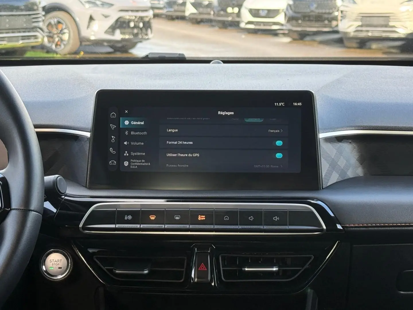 Vue intérieure du tableau de bord du MG3 1.5 Hybrid+ 195ch Luxury 2025, écran tactile et bouton start/stop visibles.