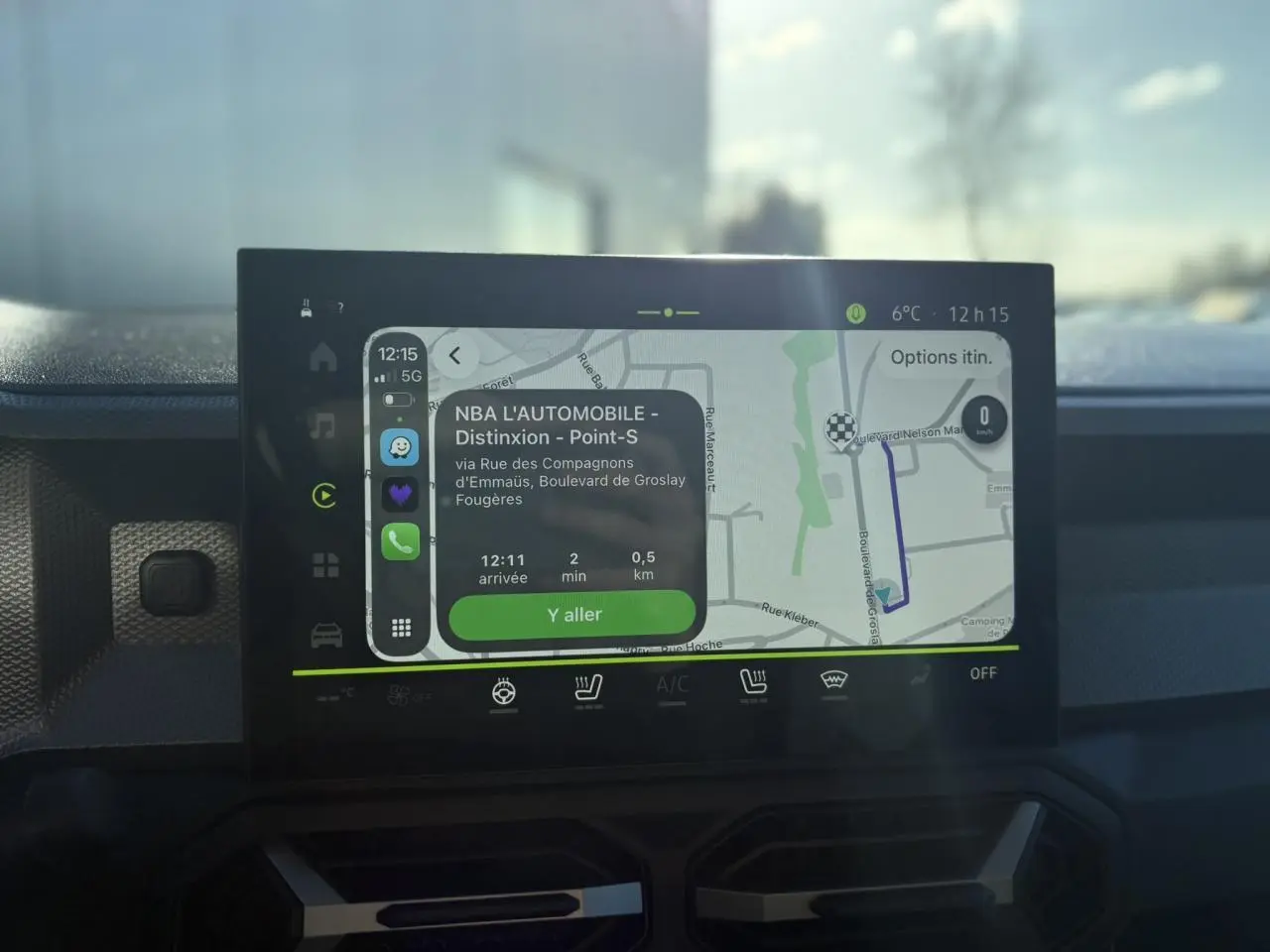 Écran tactile central du Dacia Duster blanc glacier 2025 affichant la navigation connectée avec itinéraire en cours.