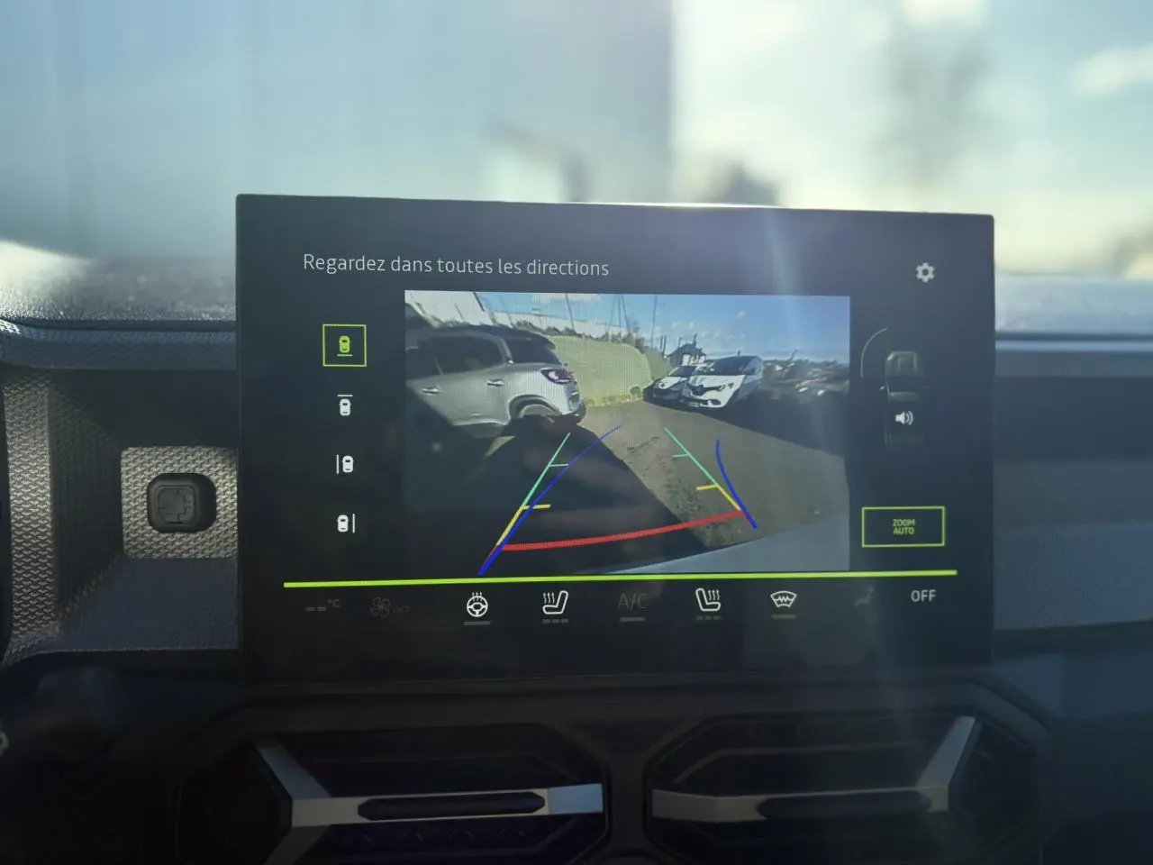 Écran tactile intérieur du Dacia Duster blanc glacier 2025 montrant la caméra 360° en marche.