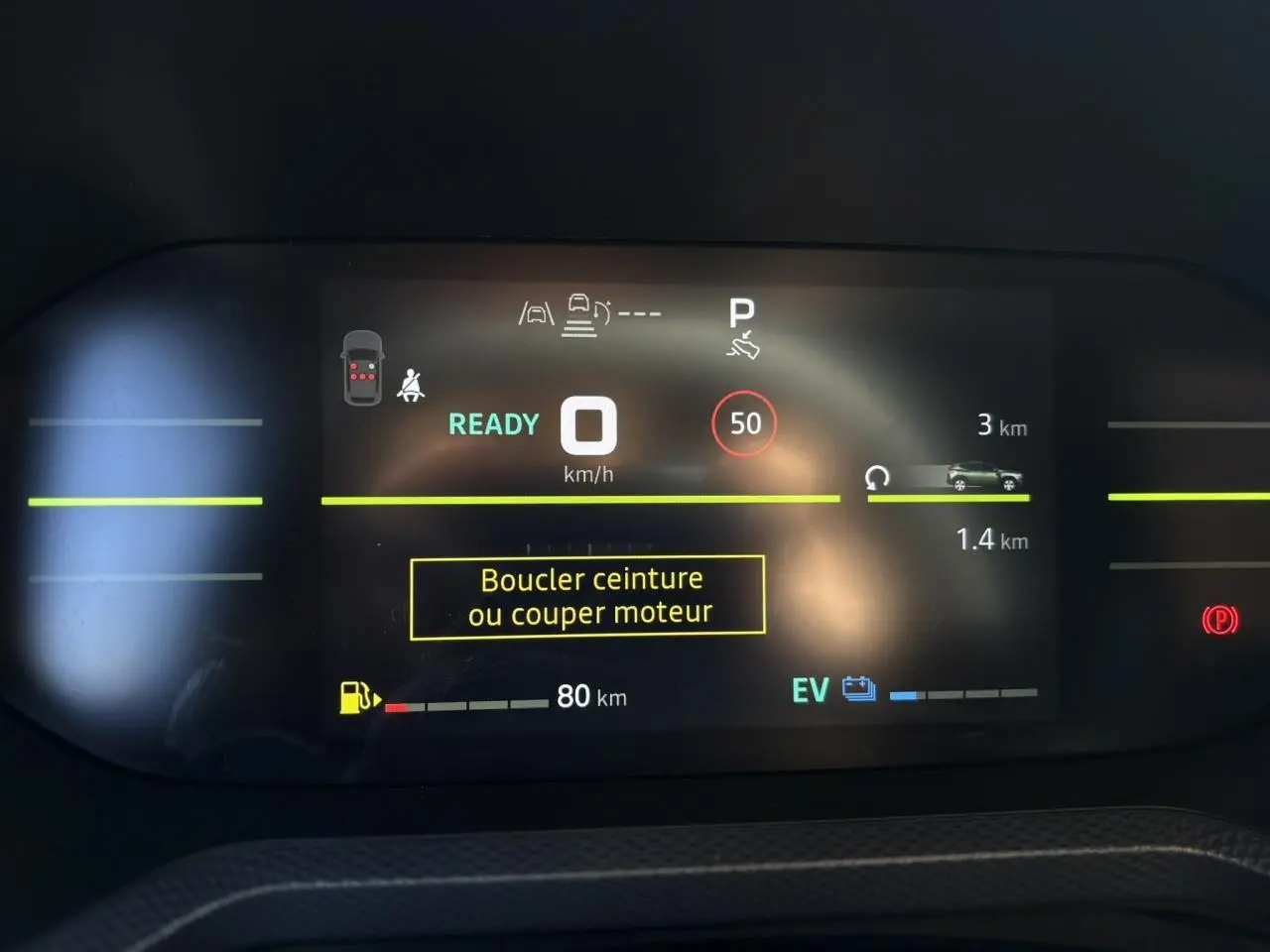 Tableau de bord digital du Dacia Duster 2025 affichant la vitesse, alertes de sécurité et autonomie hybride.