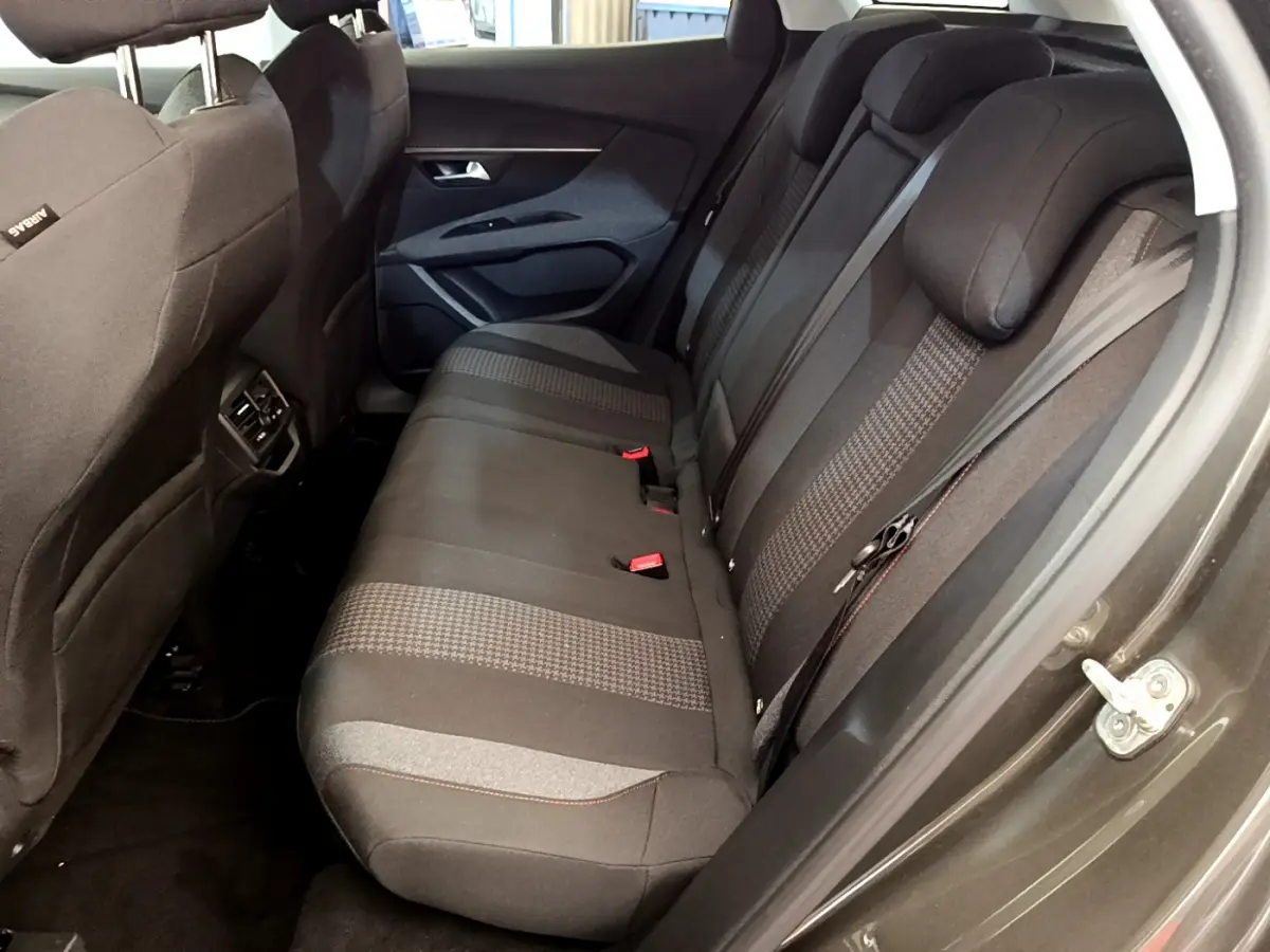Vue intérieure côté droit montrant la banquette arrière noire du Peugeot 3008 Puretech 130 S&S Active 2020.