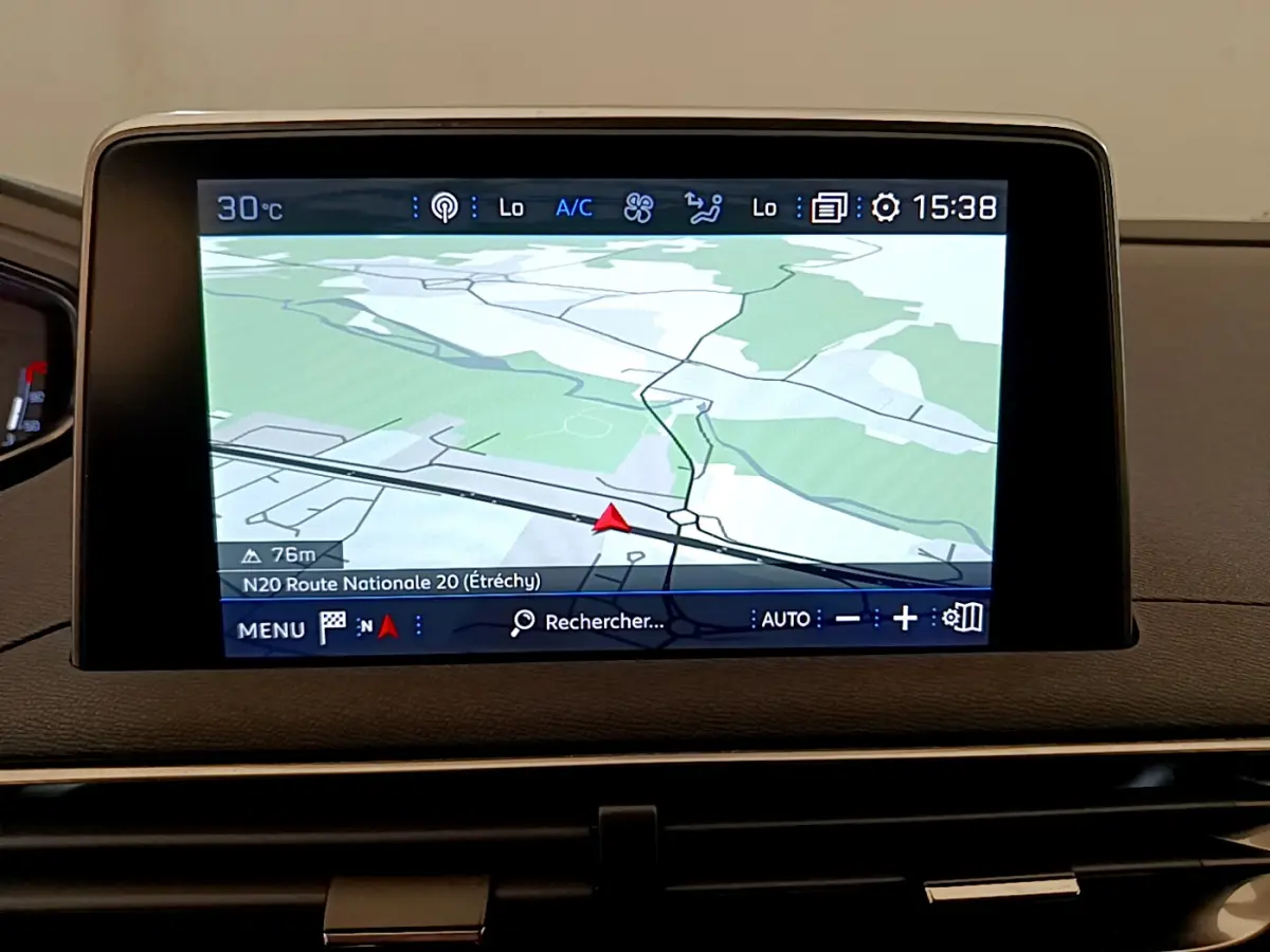 Écran tactile central affichant la navigation GPS dans l'habitacle du Peugeot 3008 gris foncé, version 2020 Puretech 130 S&S ACTIVE.