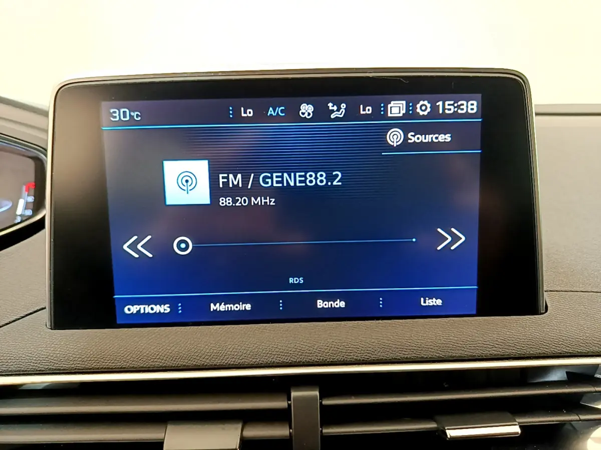 Écran tactile central du tableau de bord du Peugeot 3008 gris foncé affichant une radio FM à 88,2 MHz