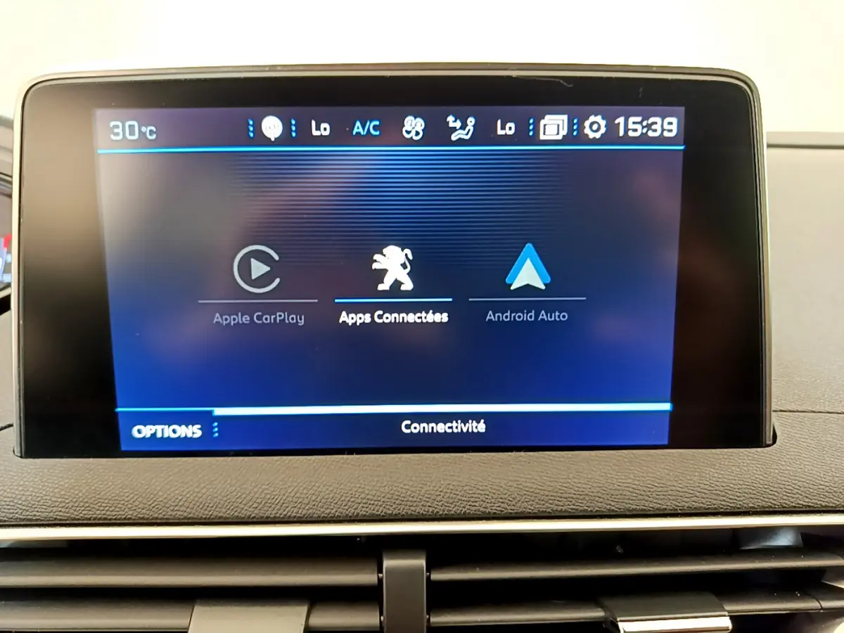 Écran tactile central affichant les options Apple CarPlay et Android Auto dans un Peugeot 3008 gris foncé.