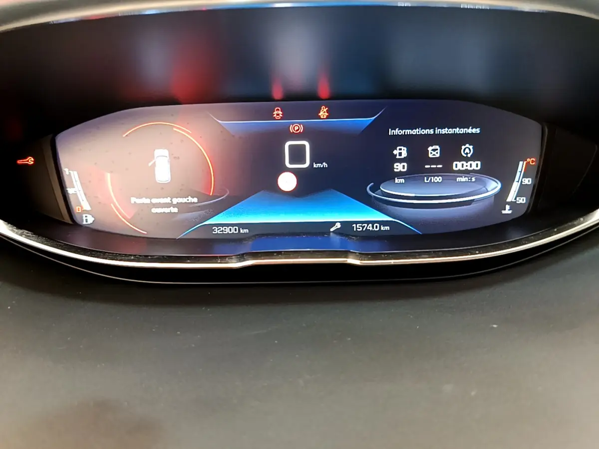 Affichage numérique du tableau de bord du Peugeot 3008 Puretech 130 S&S Active avec informations instantanées et alertes.