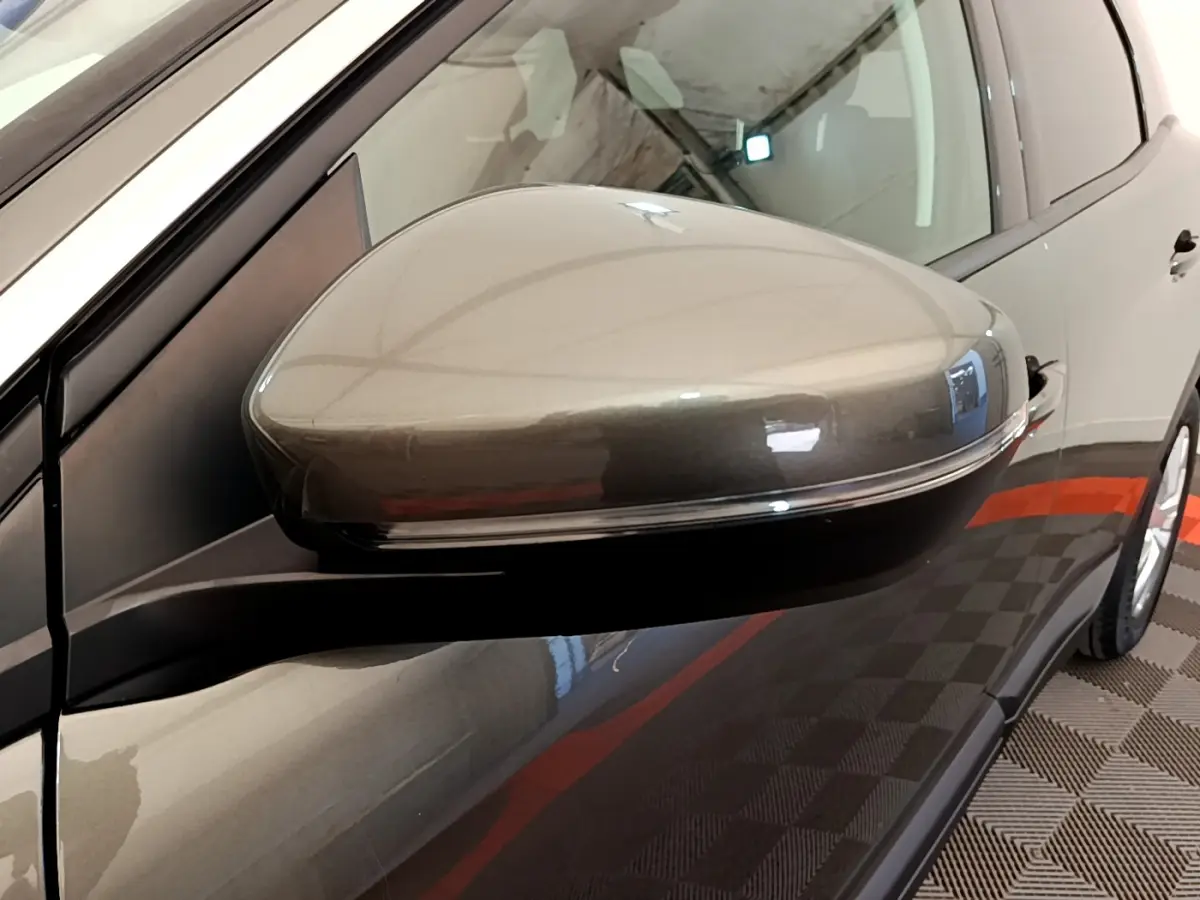 Rétroviseur côté gauche gris foncé du Peugeot 3008 Puretech 130 S&S ACTIVE 2020 avec clignotant intégré.