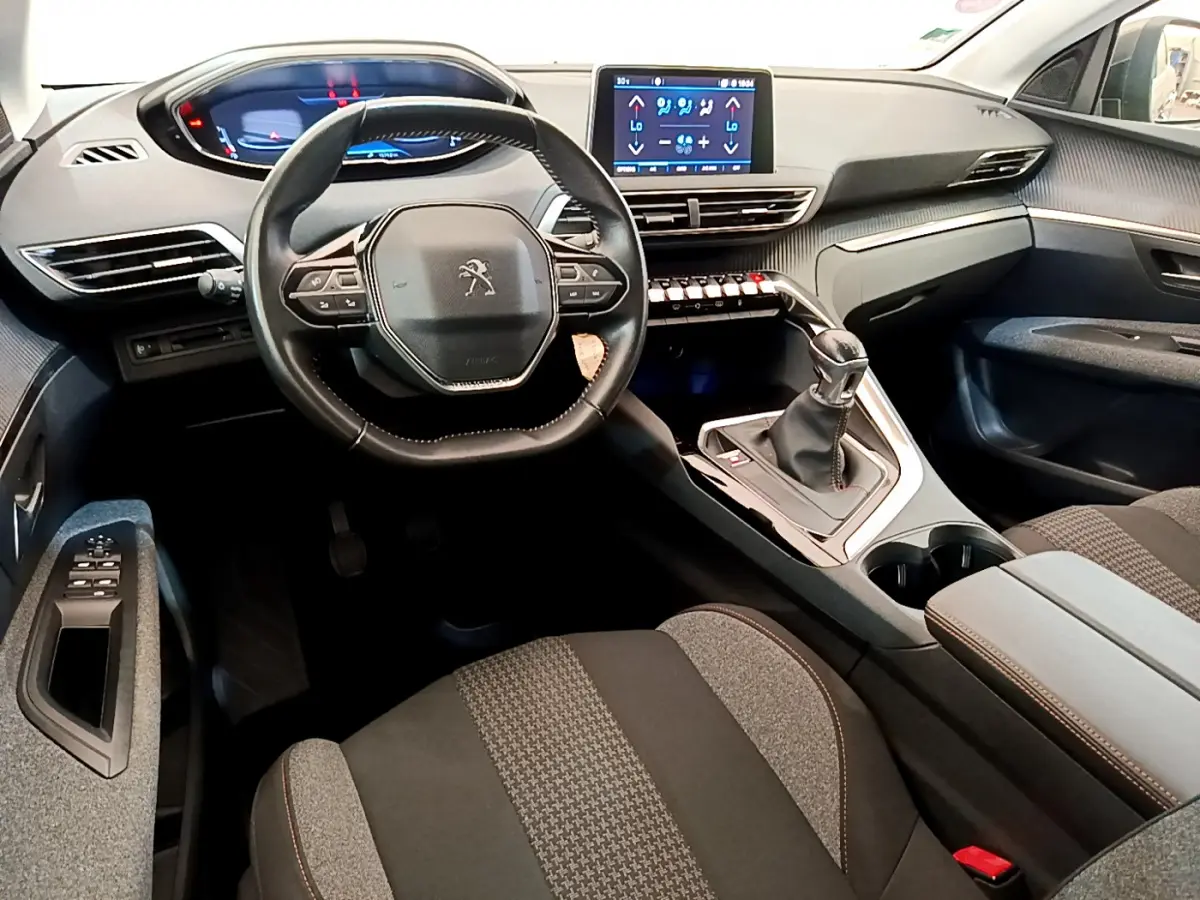 Intérieur Peugeot 3008 Puretech 130 vue côté conducteur, volant cuir, écran tactile et levier de vitesse manuel.