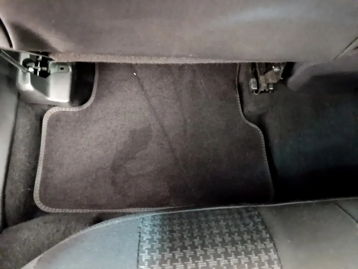 Plancher arrière côté gauche avec tapis noir et partie inférieure du siège du Peugeot 3008 gris foncé 2020.