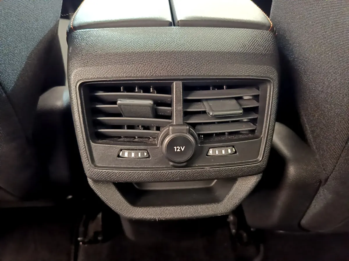 Gros plan sur la prise 12V et les aérateurs arrière noirs du Peugeot 3008 gris foncé, version Puretech 130 S&S ACTIVE.