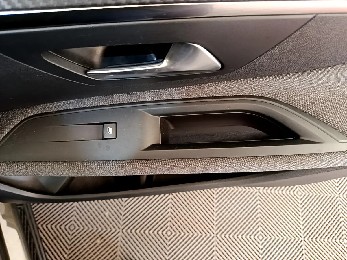 Poignée intérieure côté gauche en plastique noir et tissu gris foncé du Peugeot 3008 Puretech 130 S&S ACTIVE 2020