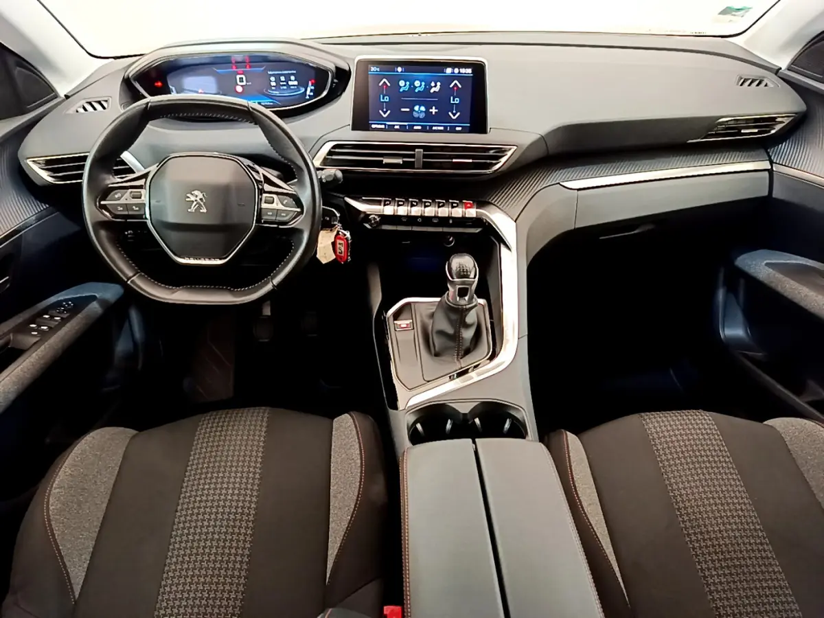 Intérieur Peugeot 3008 Puretech 130 S&S ACTIVE 2020 vu de face, tableau de bord moderne avec écran tactile et volant cuir noir.