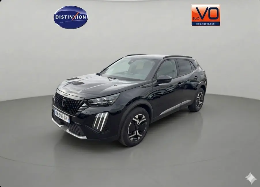 Peugeot 2008 Hybrid 145 e-DCS6 GT noir, vue 3/4 avant droit, avec jantes alliage 18 pouces et barres de toit.