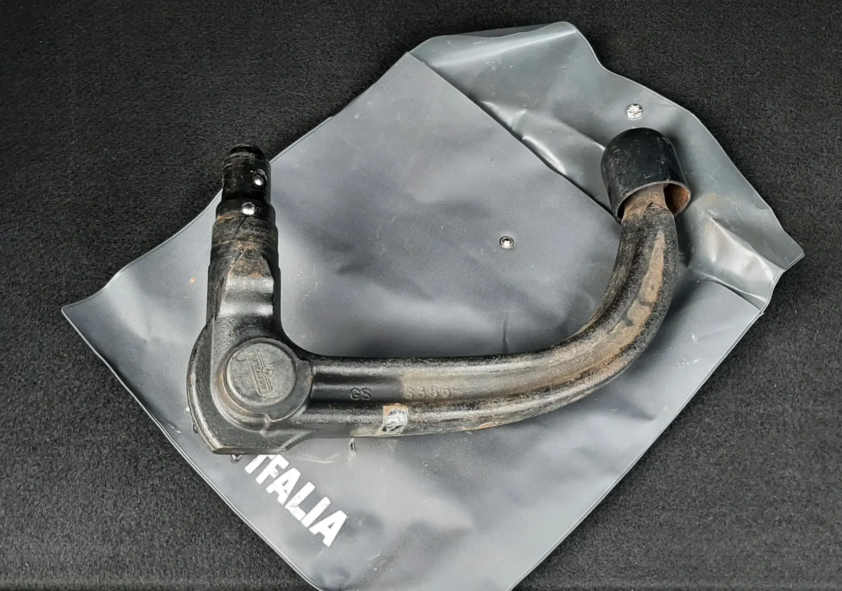 Gros plan sur une boule d'attelage noire posée dans le coffre d'un Citroën C5 Aircross blanc, vue de dessus.