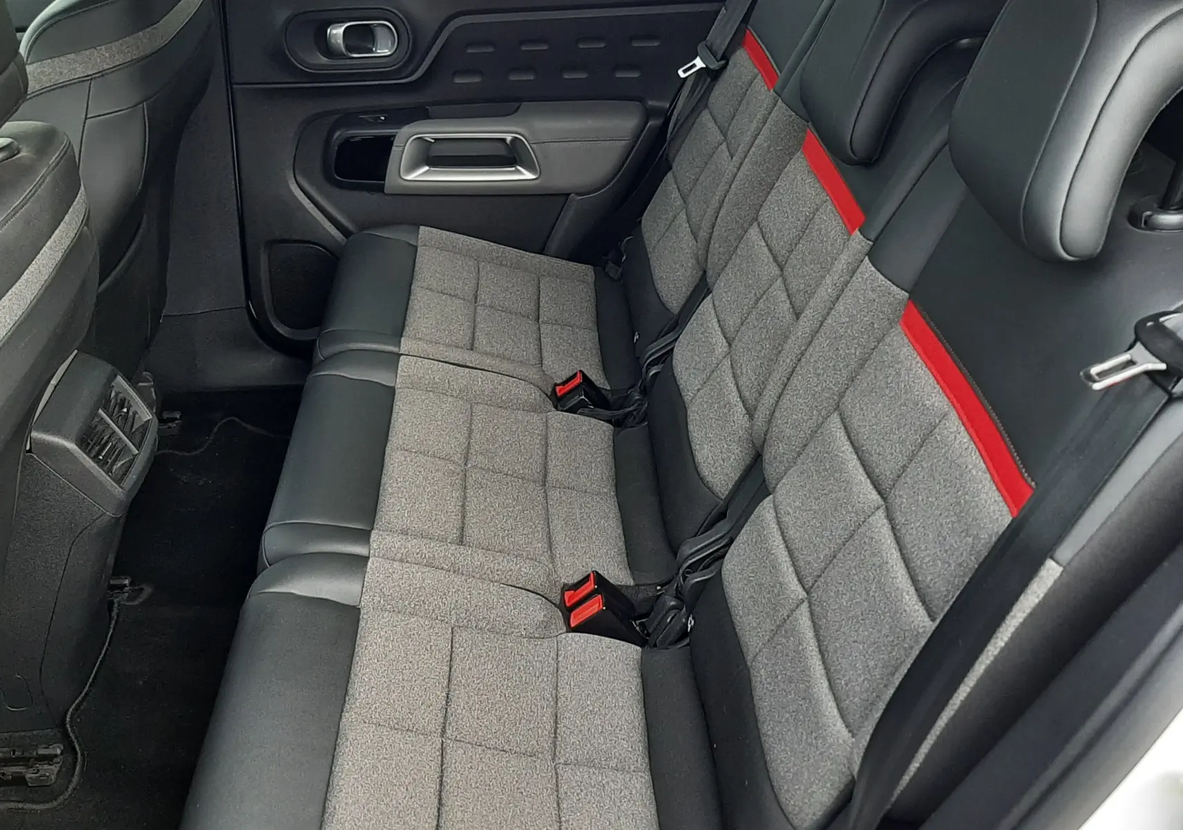 Vue intérieure côté droit des sièges arrière gris et noir avec bande rouge du Citroën C5 Aircross blanc de 2020.