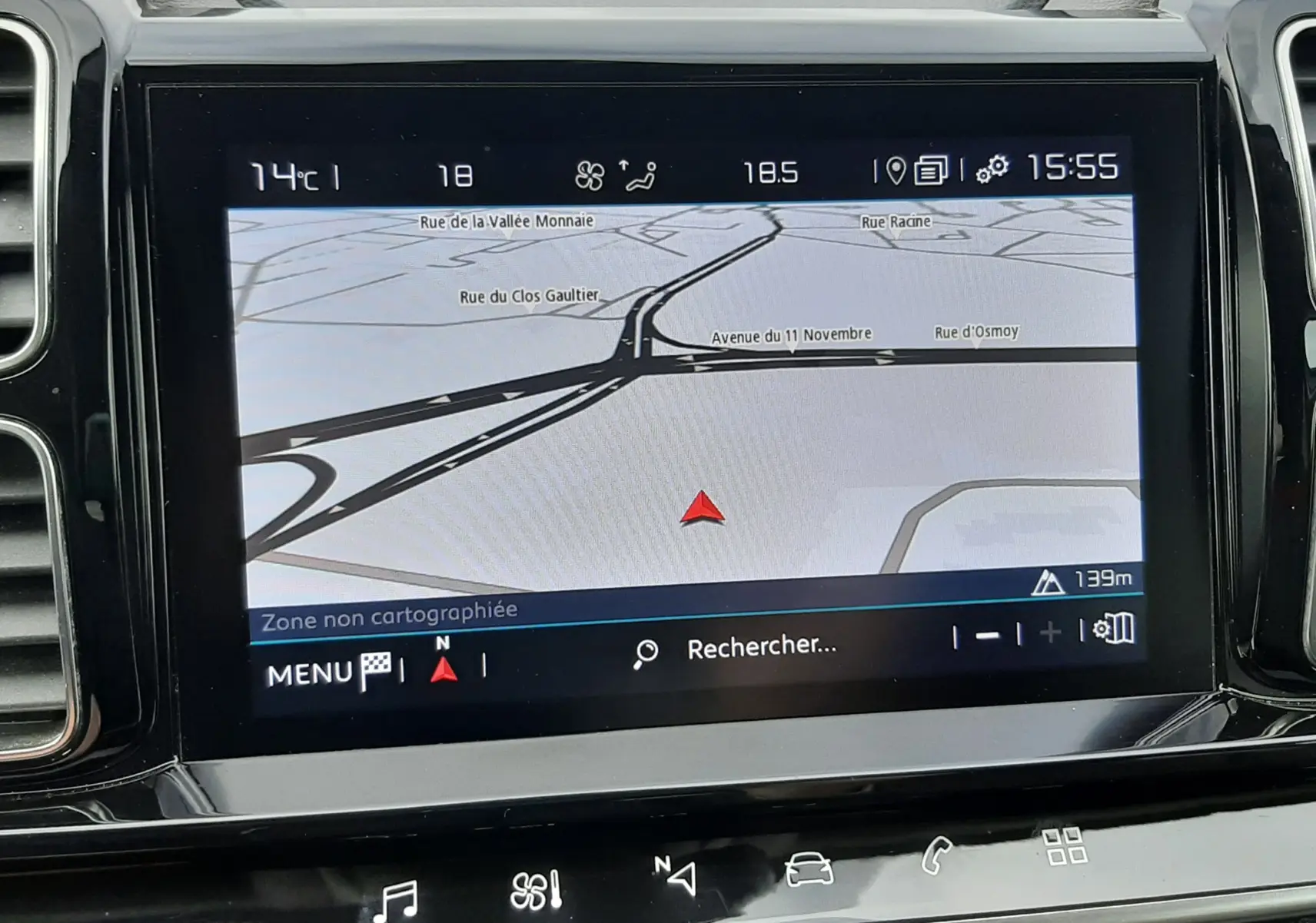 Écran tactile central du tableau de bord du Citroën C5 Aircross blanc, affichant la navigation GPS.